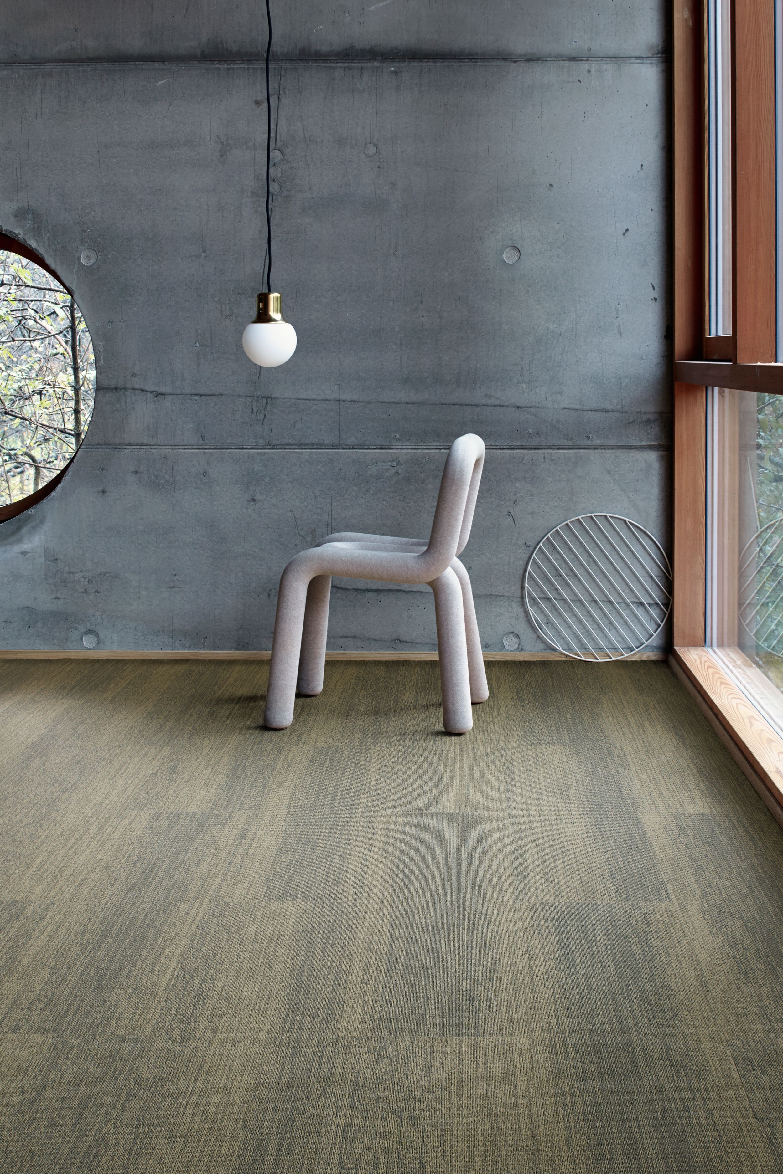 Interface Touch of Timber plank carpet tile with contemporary chair and pendant light Bildnummer 3